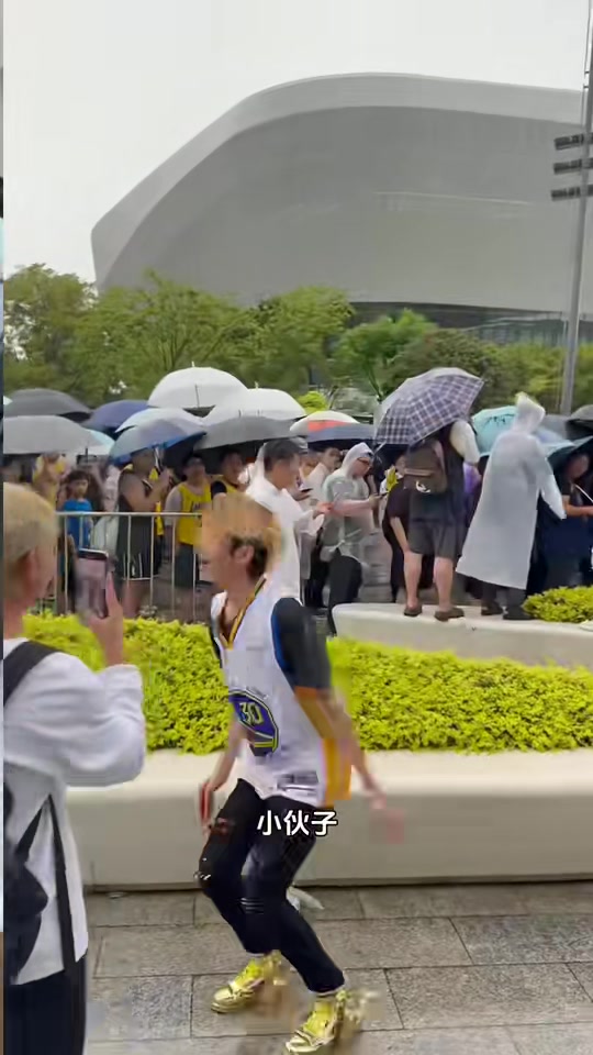 西甲直播-马健评球星中国行:詹姆斯现身库里粉丝群 网络对立与线下和谐形成鲜明对比